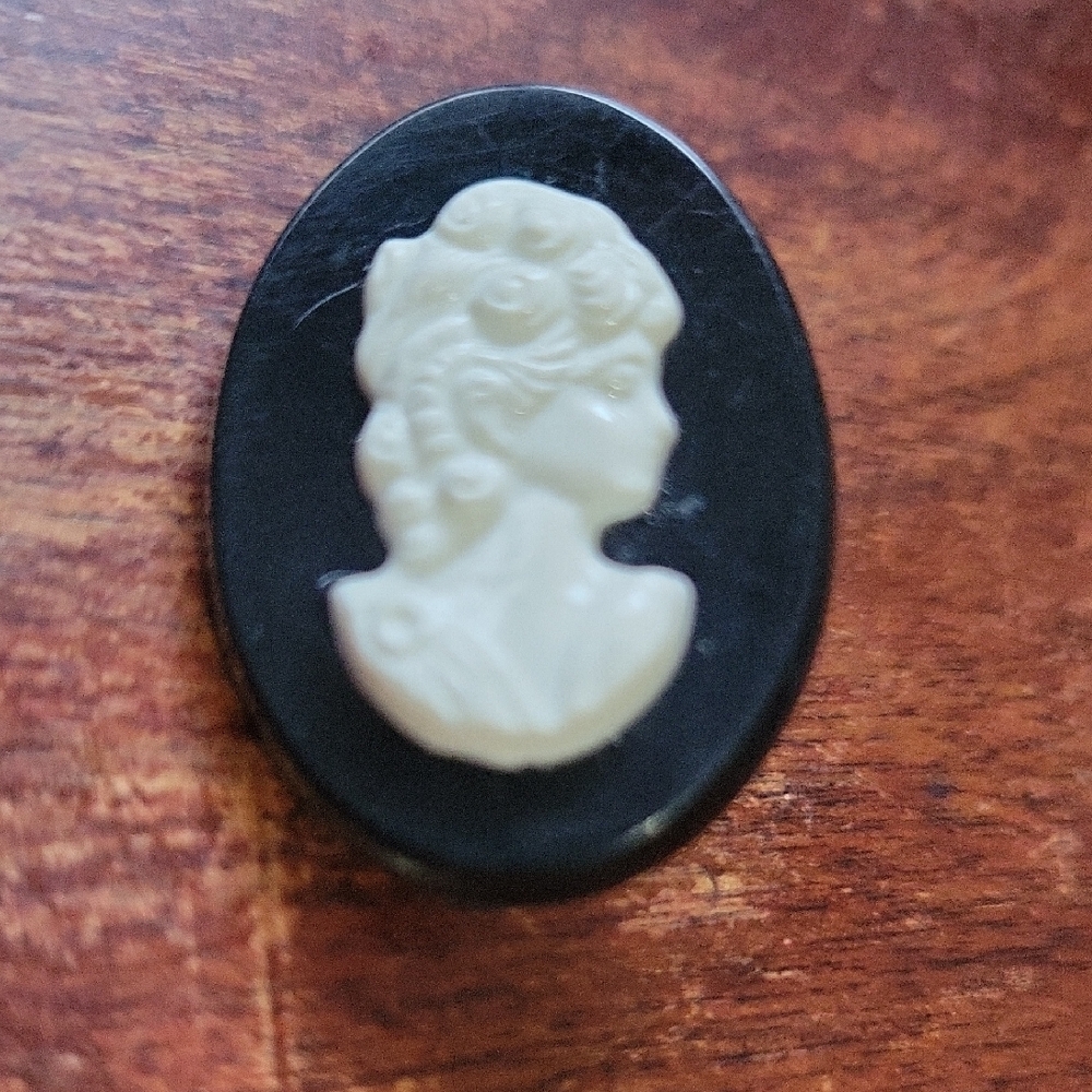 Vintage Small Cameo Brooch